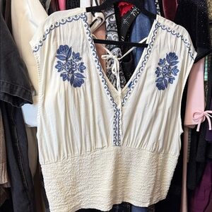 Old Navy SZ 2 XL Embroidered White and Blue Women's Top